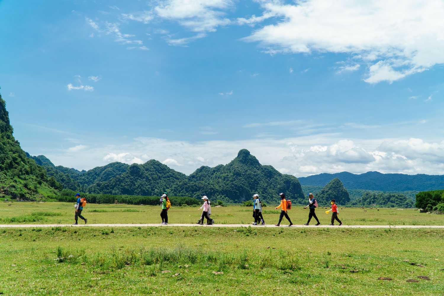 Cung đường trekking Tú Làn độc đáo và thú vị dành cho các gia đình và trẻ nhỏ.