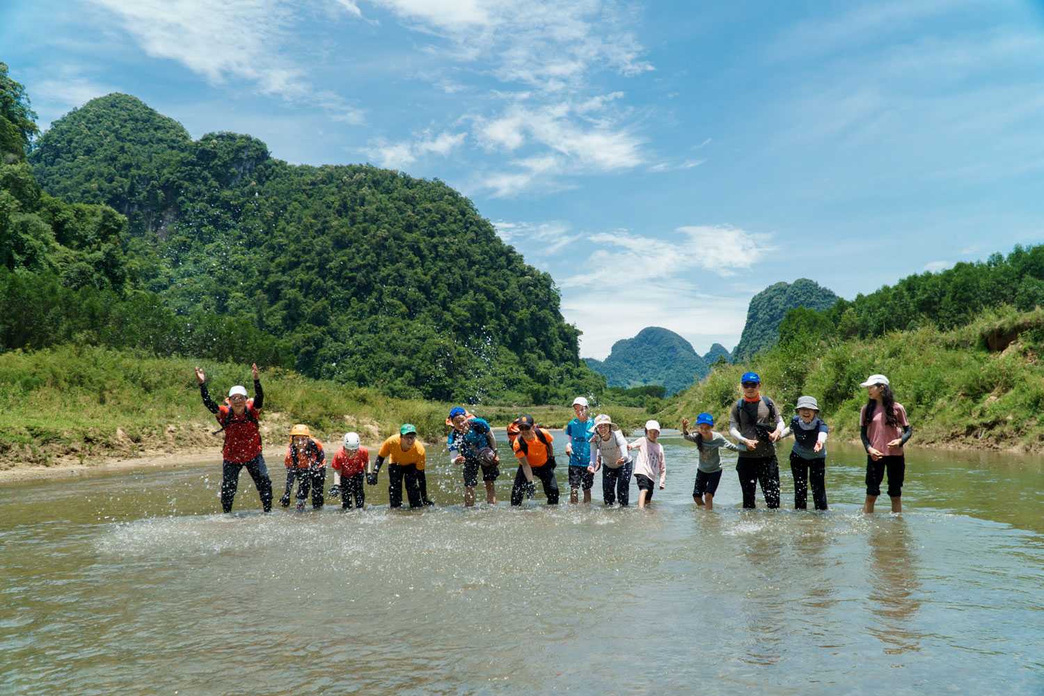 Tour gia đình trải nghiệm Tú Làn 1 ngày sẽ mang đến cho bố mẹ và trẻ nhỏ đa dạng các hoạt động khám phá với thiên nhiên.
