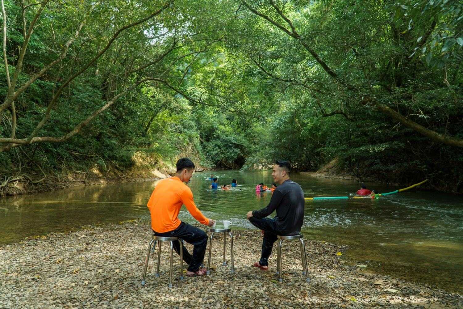 Dòng suối mát lành, nơi gia đình sẽ dừng chân và ăn bữa trưa picnic.