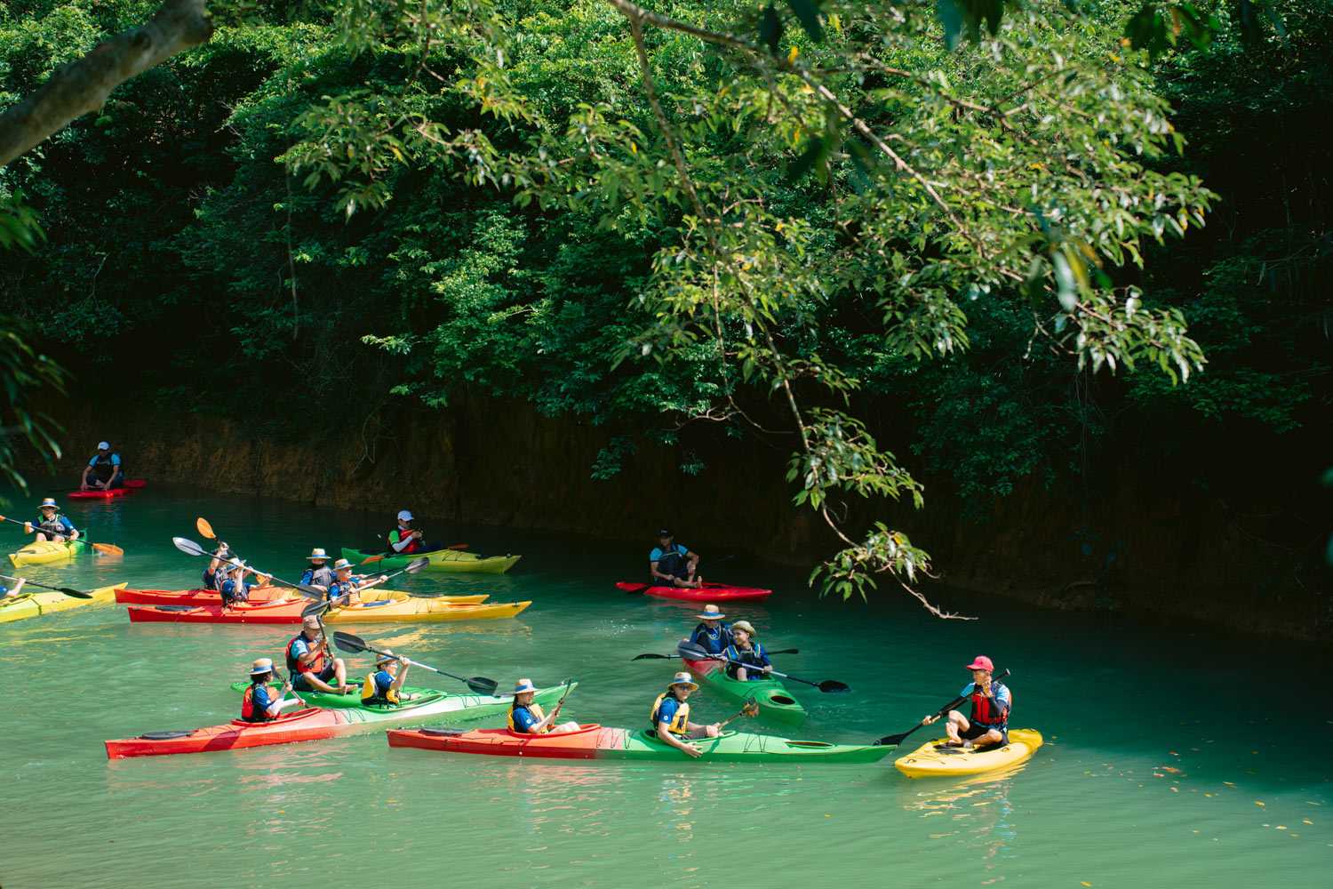 Hoạt động chèo thuyền kayak tại dòng suối Blue xanh mượt.