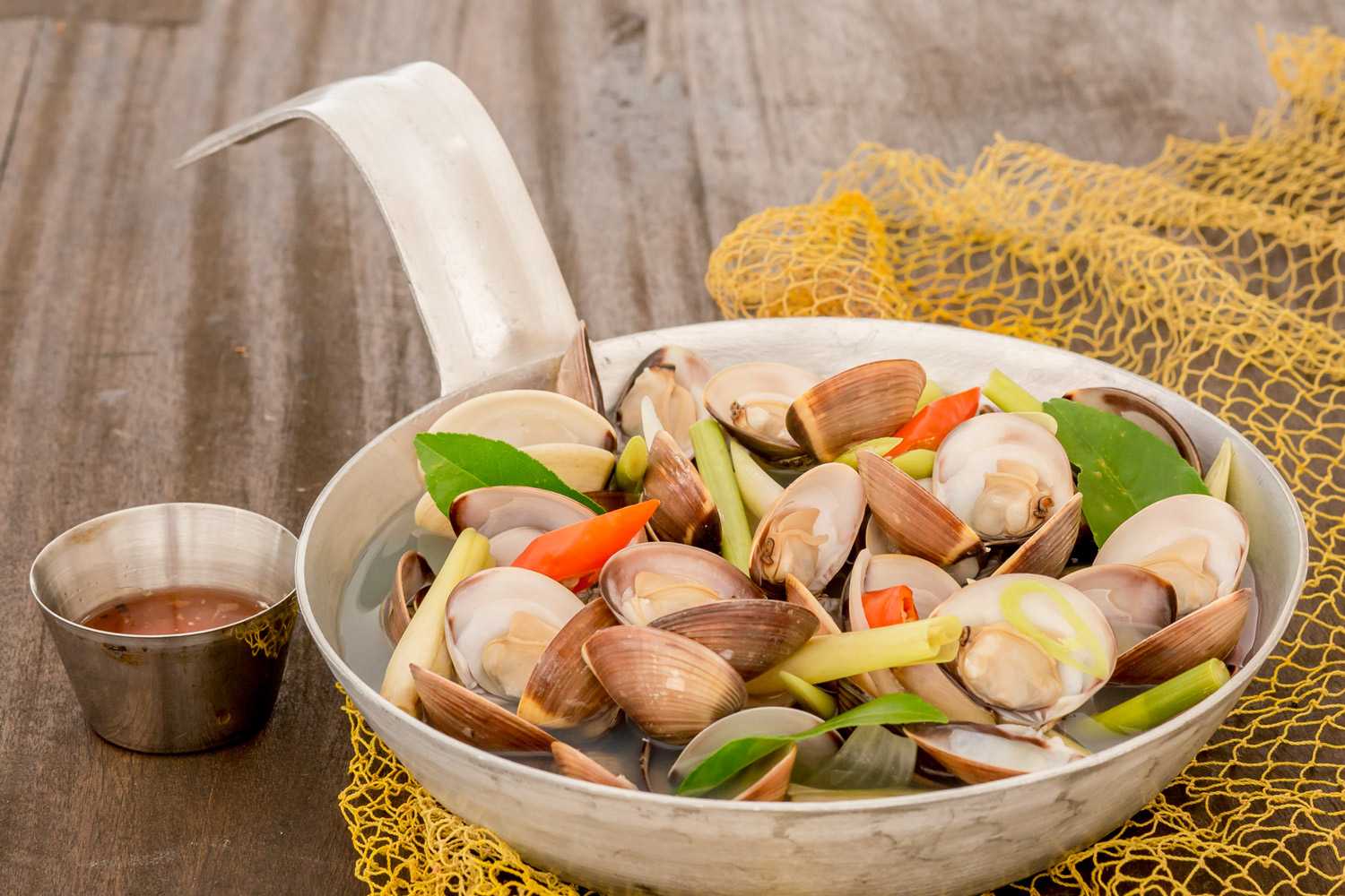 Ngao hấp xả một món hải sản không thể bỏ qua khi tới thăm biển Nhật Lệ.