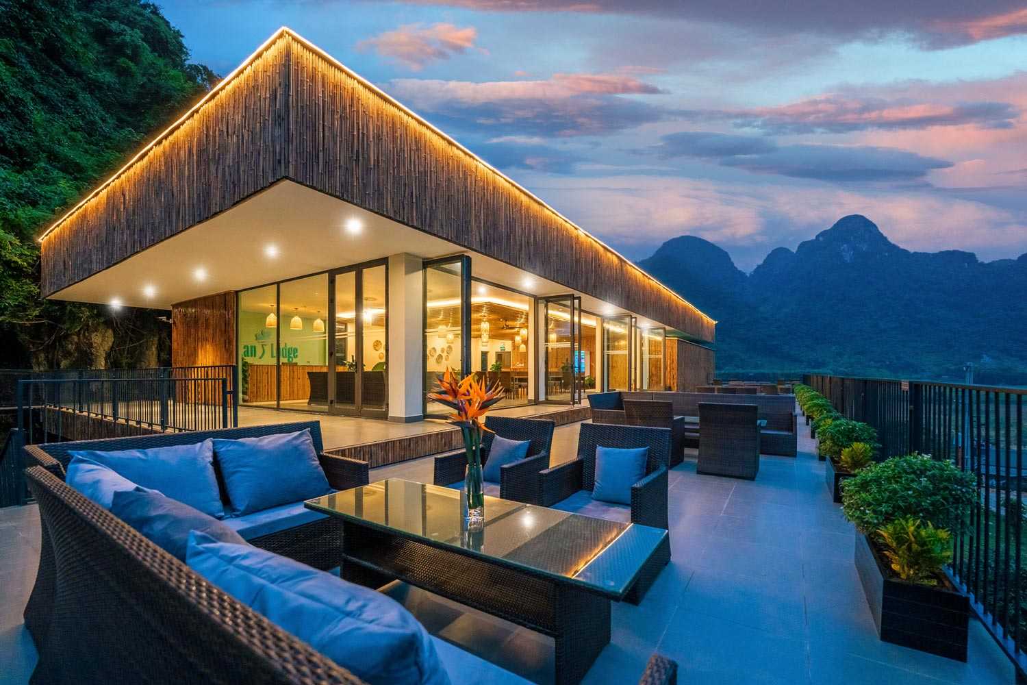 Nhà hàng Tú Làn lodge, khu nghĩ dưỡng tọa lạc trên triền núi.