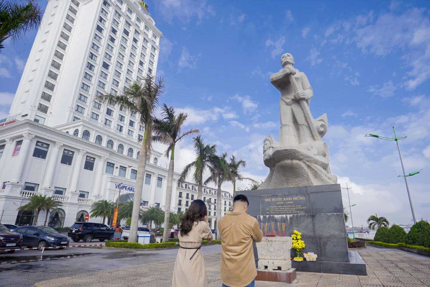 Đến Quảng Bình, không thể không đến viếng thăm Tượng đài Mẹ Suốt.