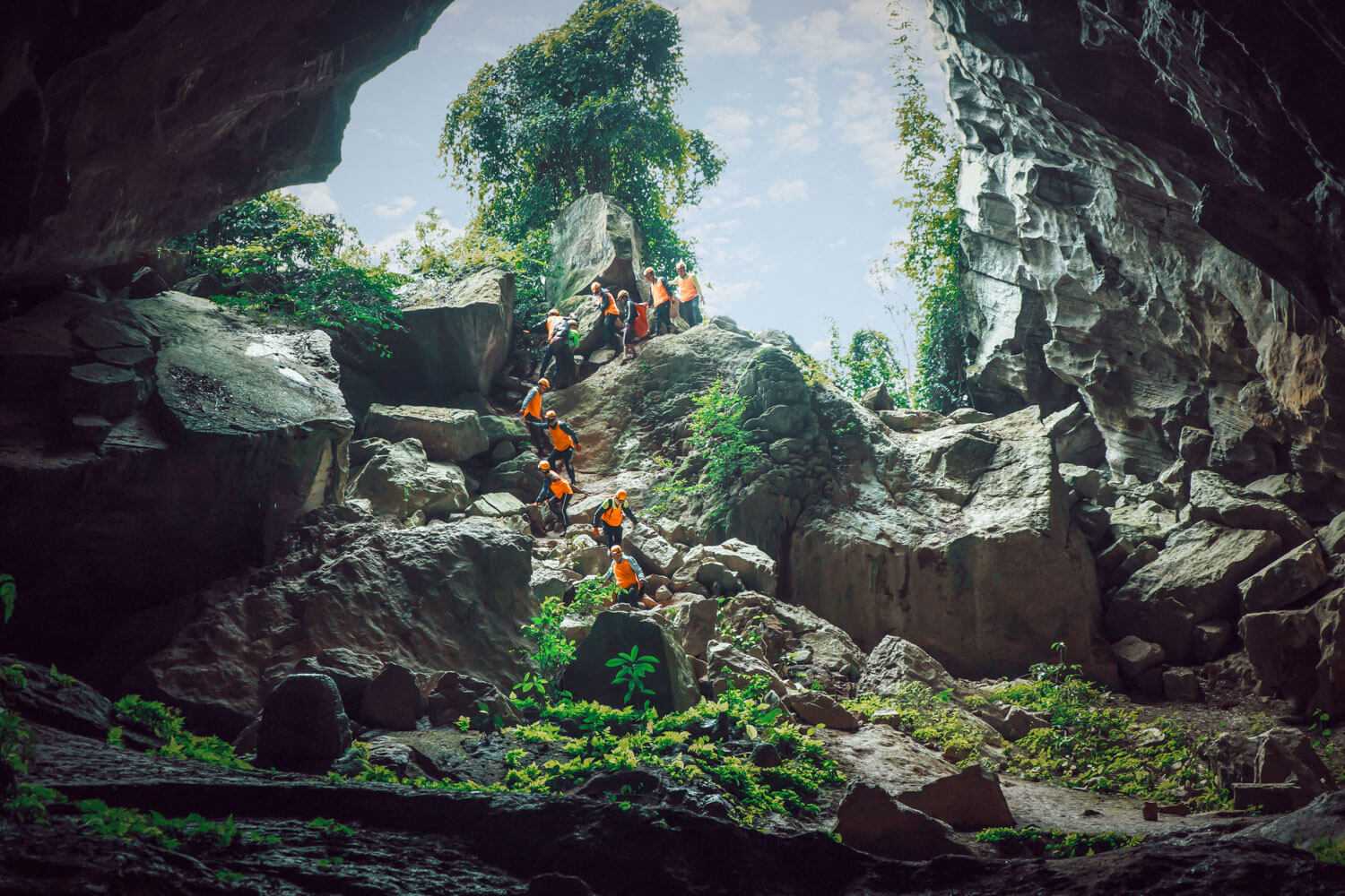 Quá trình thám hiểm hang động khó khăn nhưng kích thích.