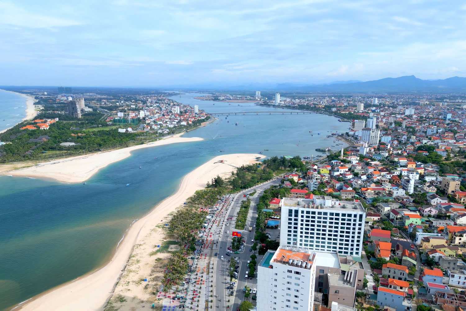 Thành phố Đồng Hới từ trên cao.