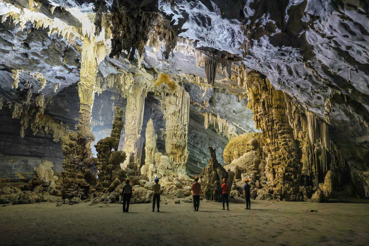 Chiêm ngưỡng những khối thạch nhũ đa dạng hình thù trong hang.