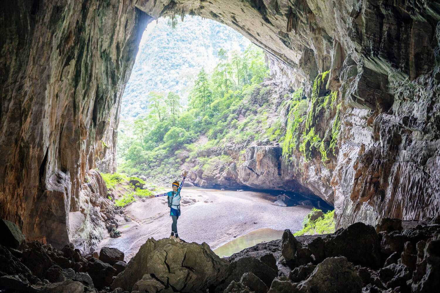 Cửa Hang Én rộng lớn.