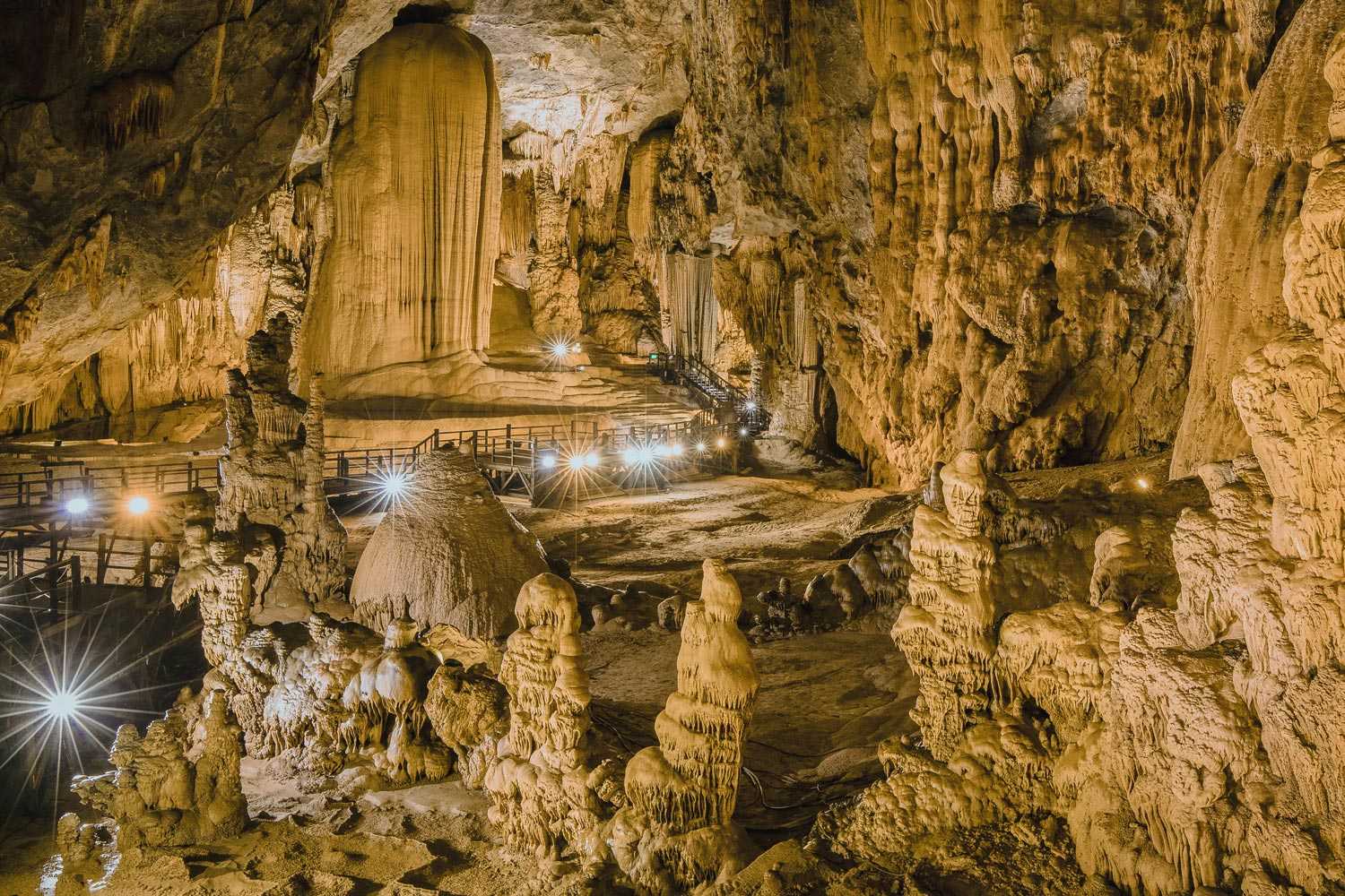 Thạch nhũ trong Động Thiên Đường.