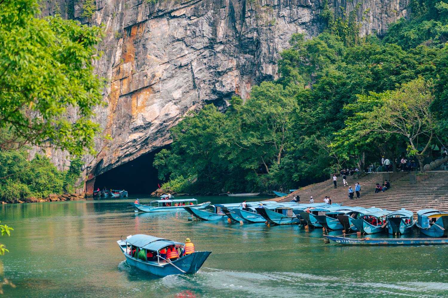Đi thuyền đến cửa Động Phong Nha.