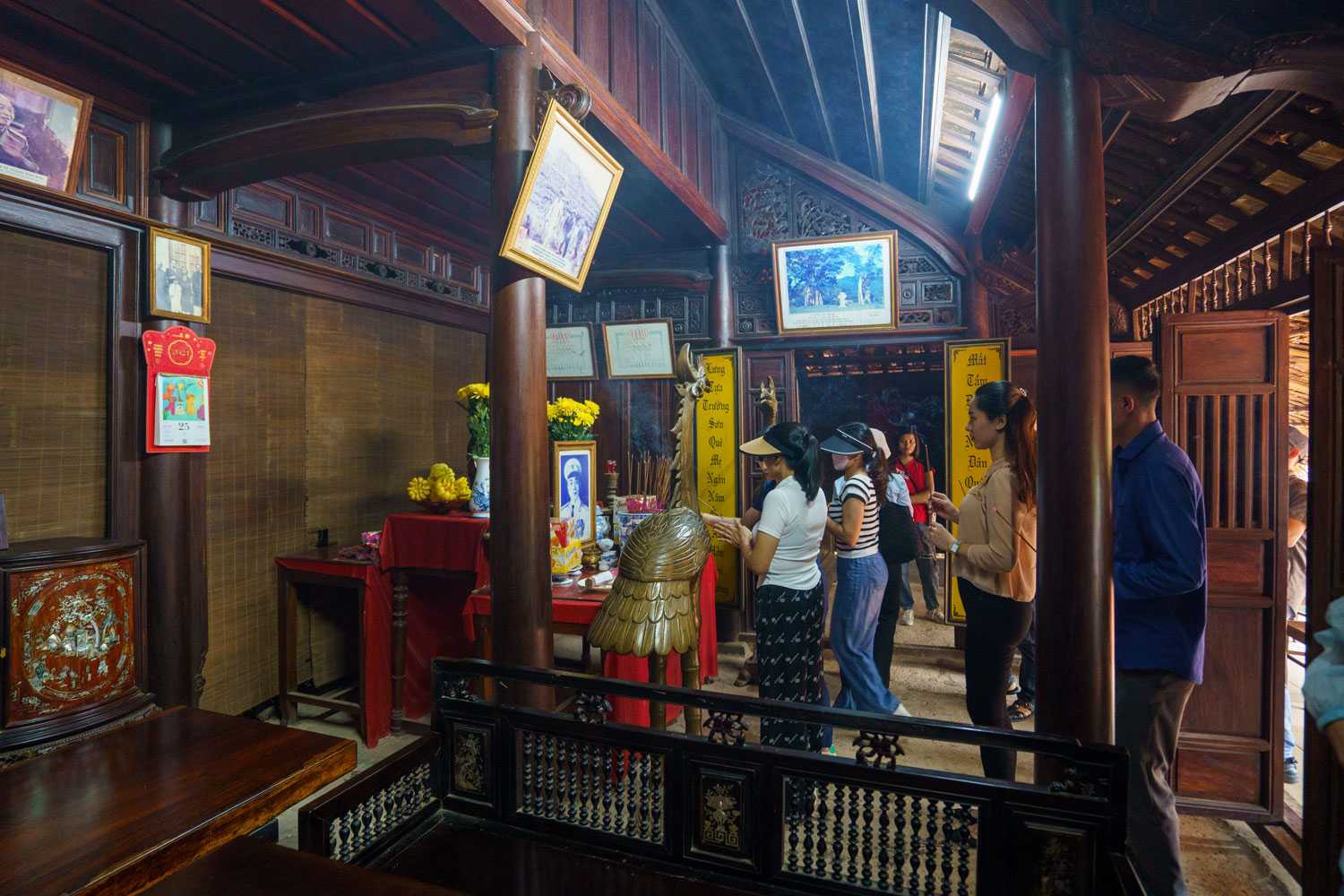 Du khách đến viếng thăm và dâng hương cho Đại tướng.