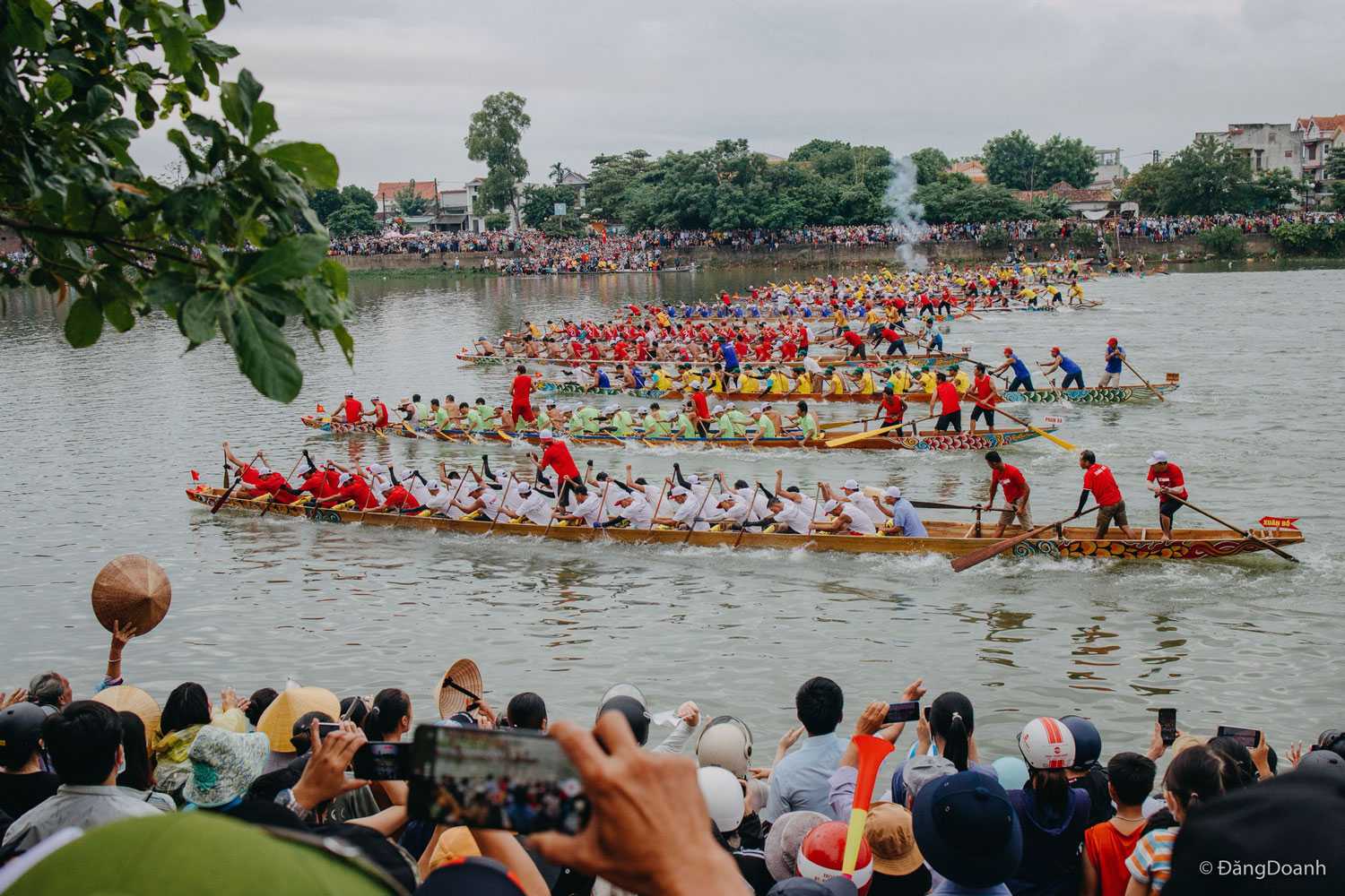 Nô nức không khí lễ hội đua thuyền.