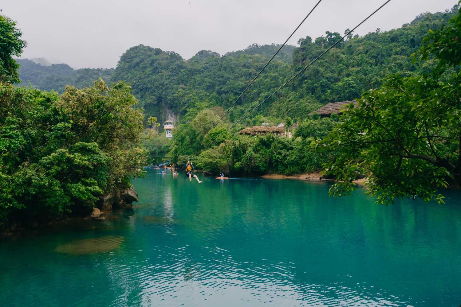 Đu zipline tại Sông Chày - Hang Tối.