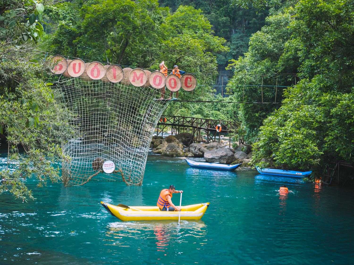 Suối nước Moọc một trong những địa điểm nhất định phải đến trong chuyến du lịch bố trạch