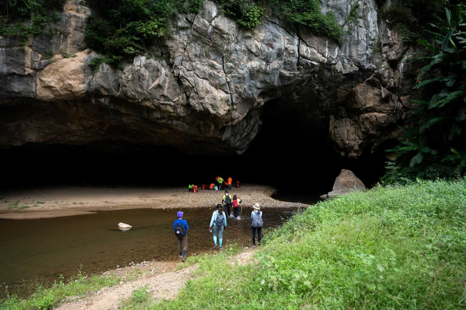 Cửa Hang Én chào đón du khách.