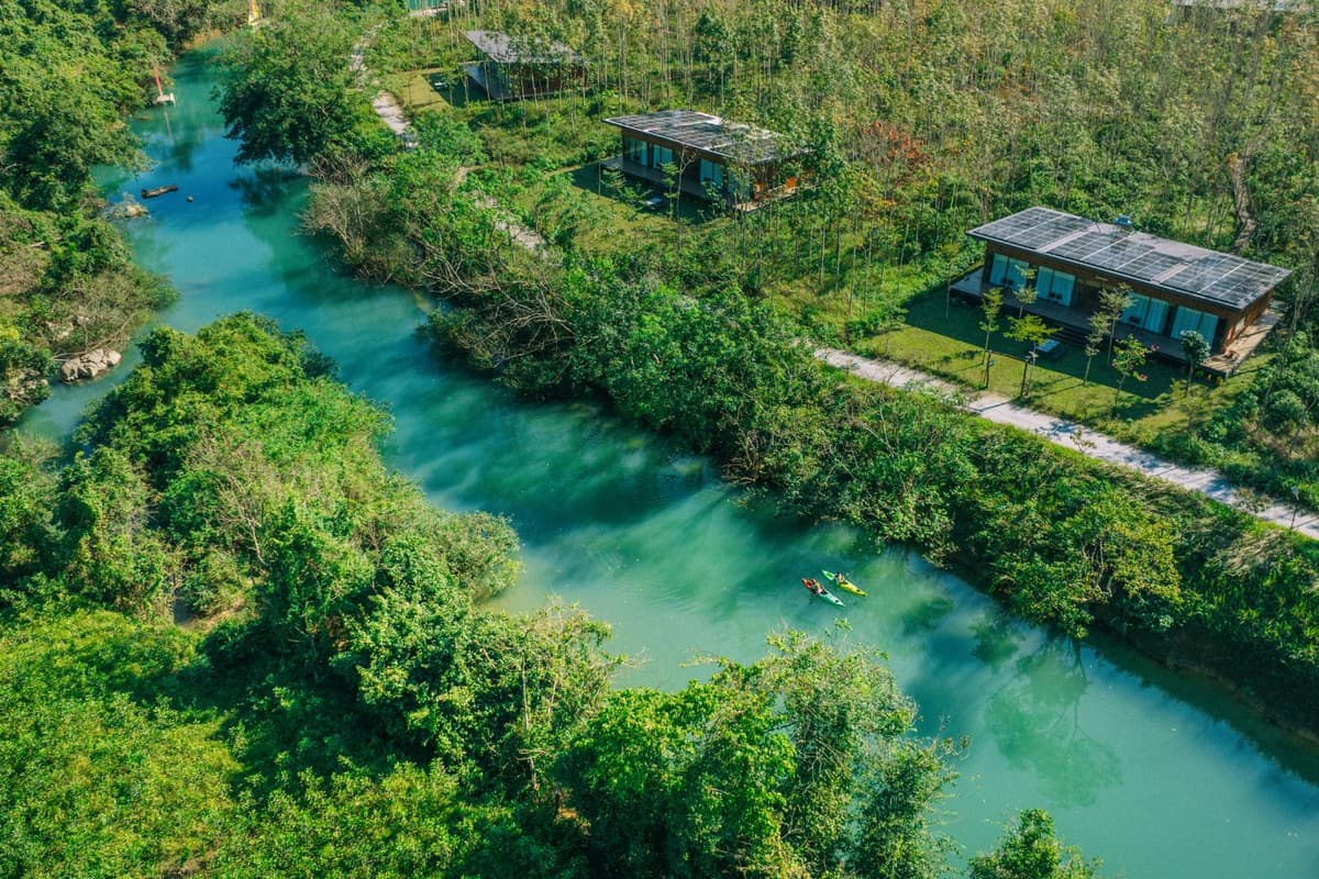 Các khu Jungle Bungalow và Eco House đều có view hướng ra suối Blue