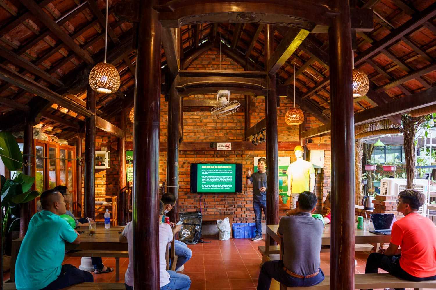 Trước khi khởi hành tour, du khách phải tham gia buổi thông tin về các nguyên tắc an toàn.
