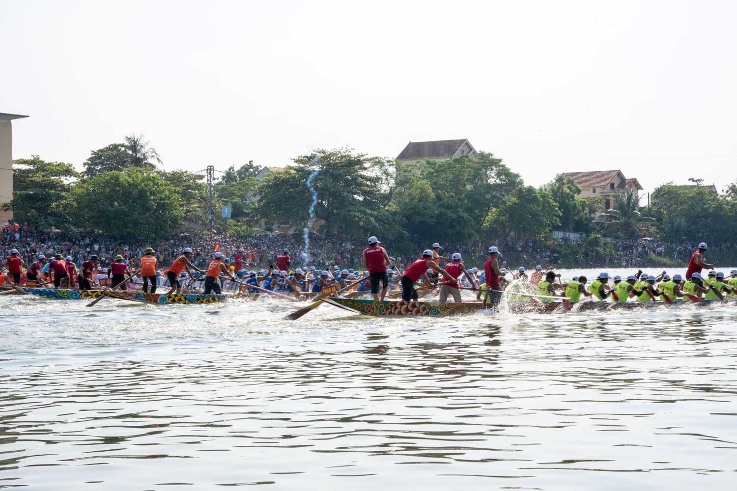 Không khí lễ hội đua thuyền truyền thống đông vui, nô nức.