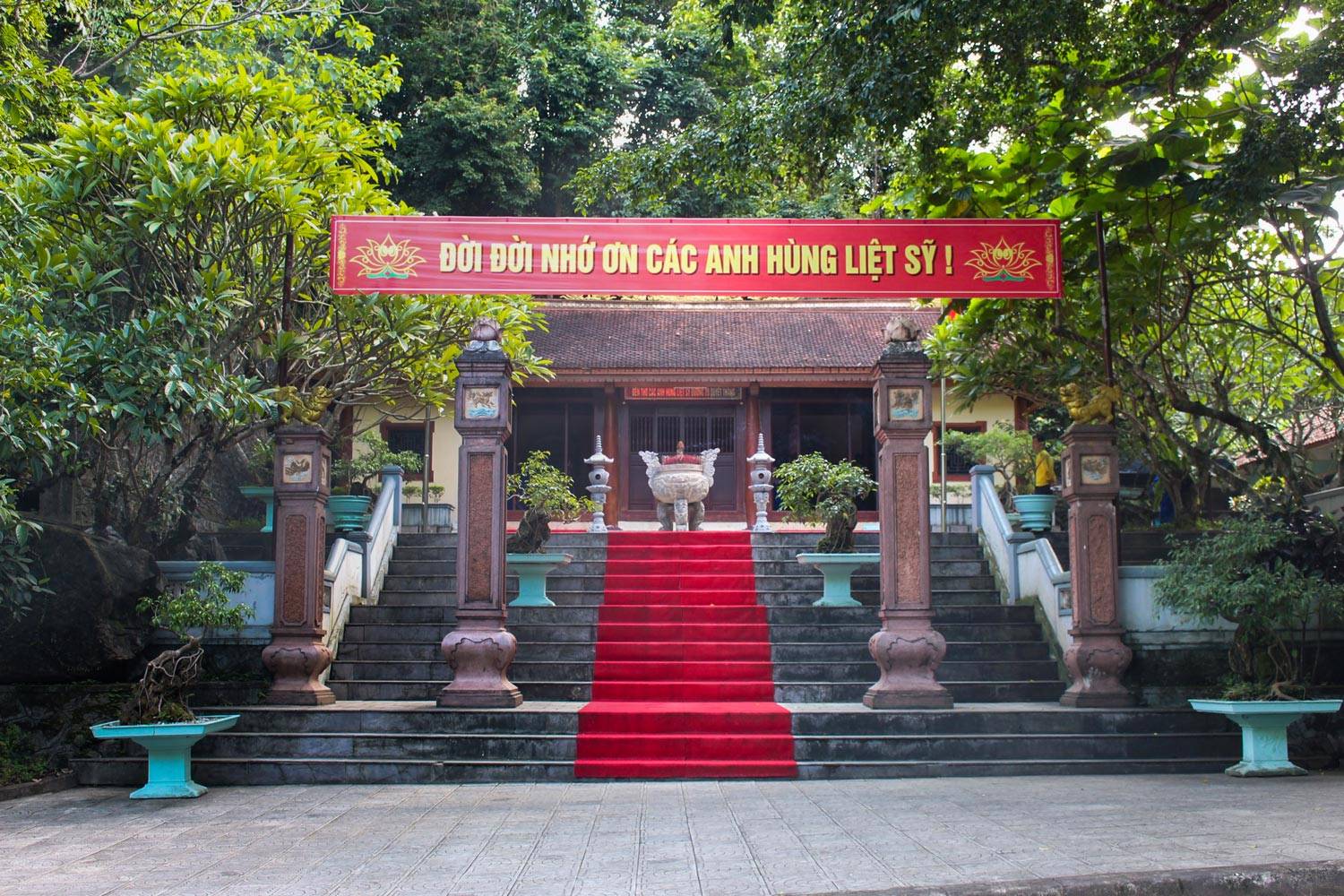 Hang Tám cô thiêng liêng thu hút đông đảo du khách tìm về với cội nguồn.
