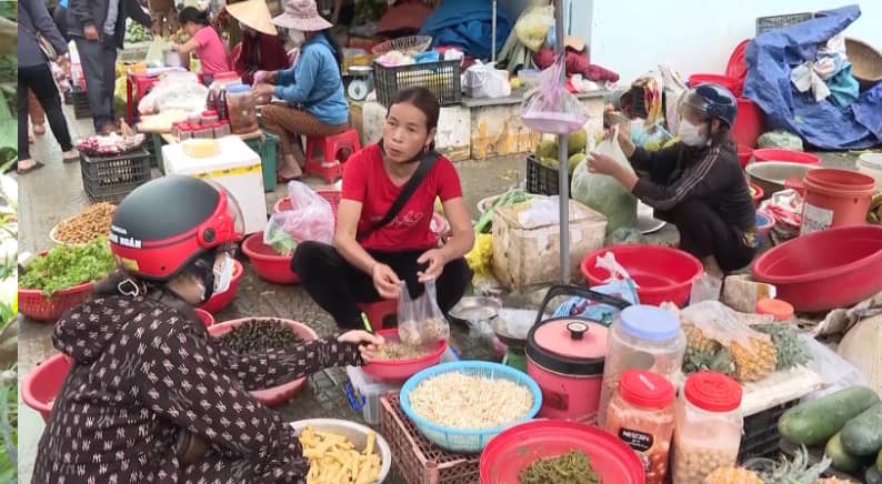 Trứng kiến được bán rộng rãi trong các khu chợ địa phương.