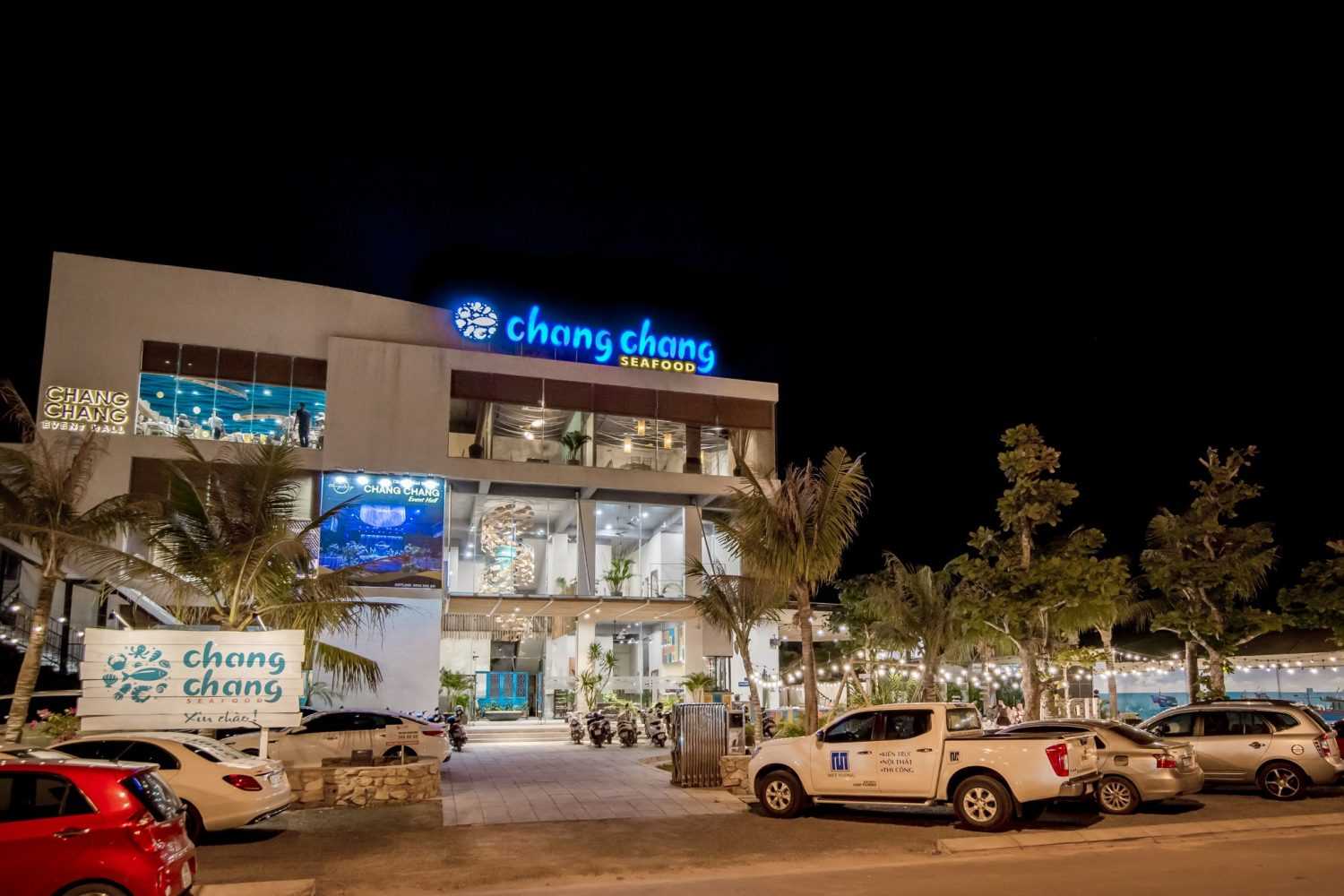 The-luxurious-space-and-decent-decoration-of-Chang-Chang-Restaurant