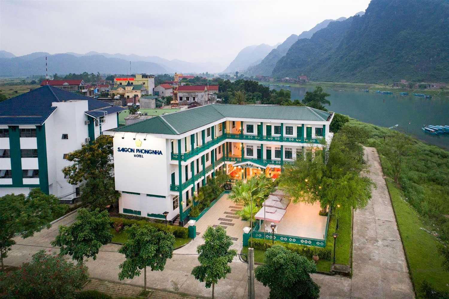 Toàn cảnh khách sạn Sài Gòn Phong Nha từ trên cao.