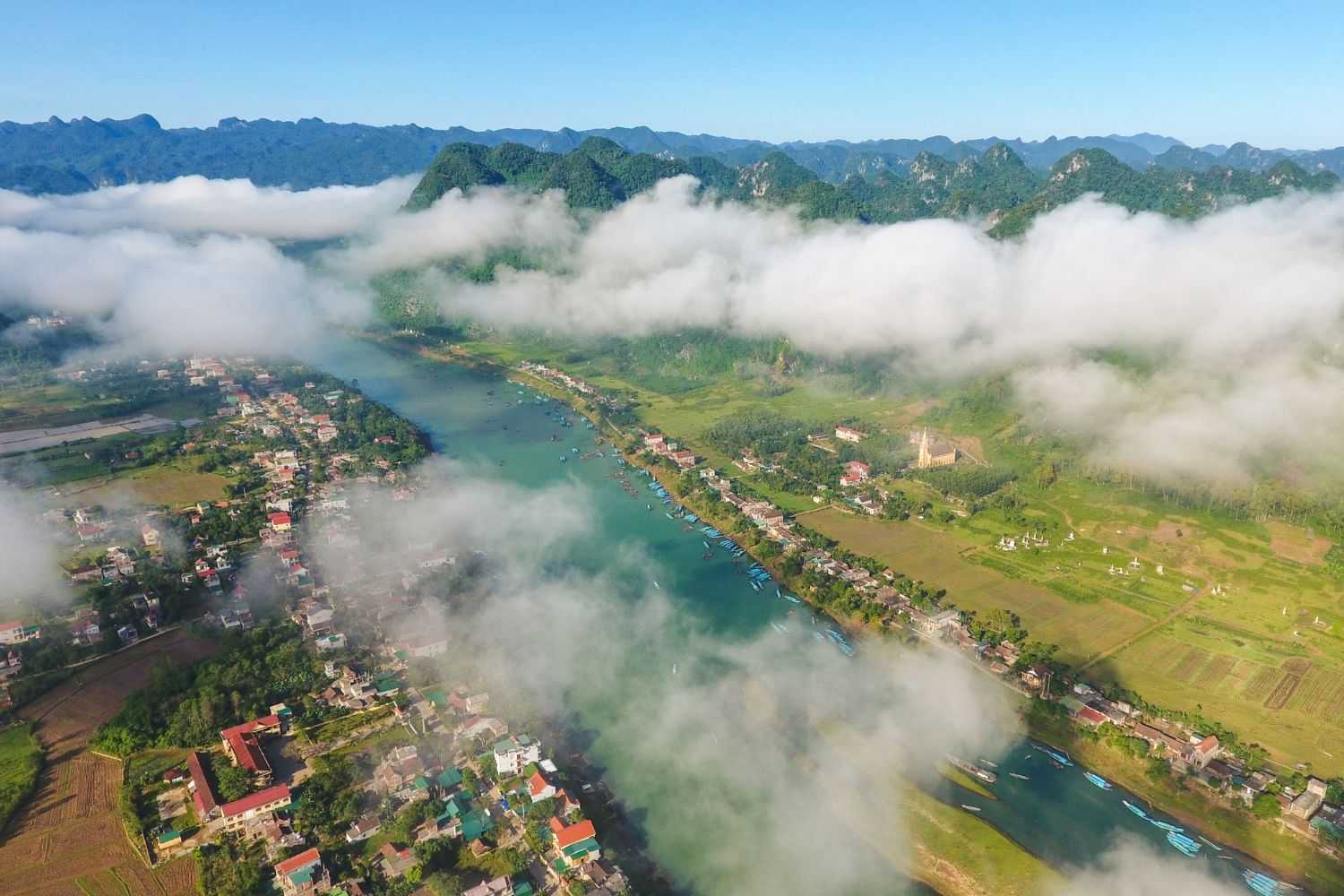 Khung cảnh sông Son, Phong Nha - Kẻ Bàng một sáng đầy mây