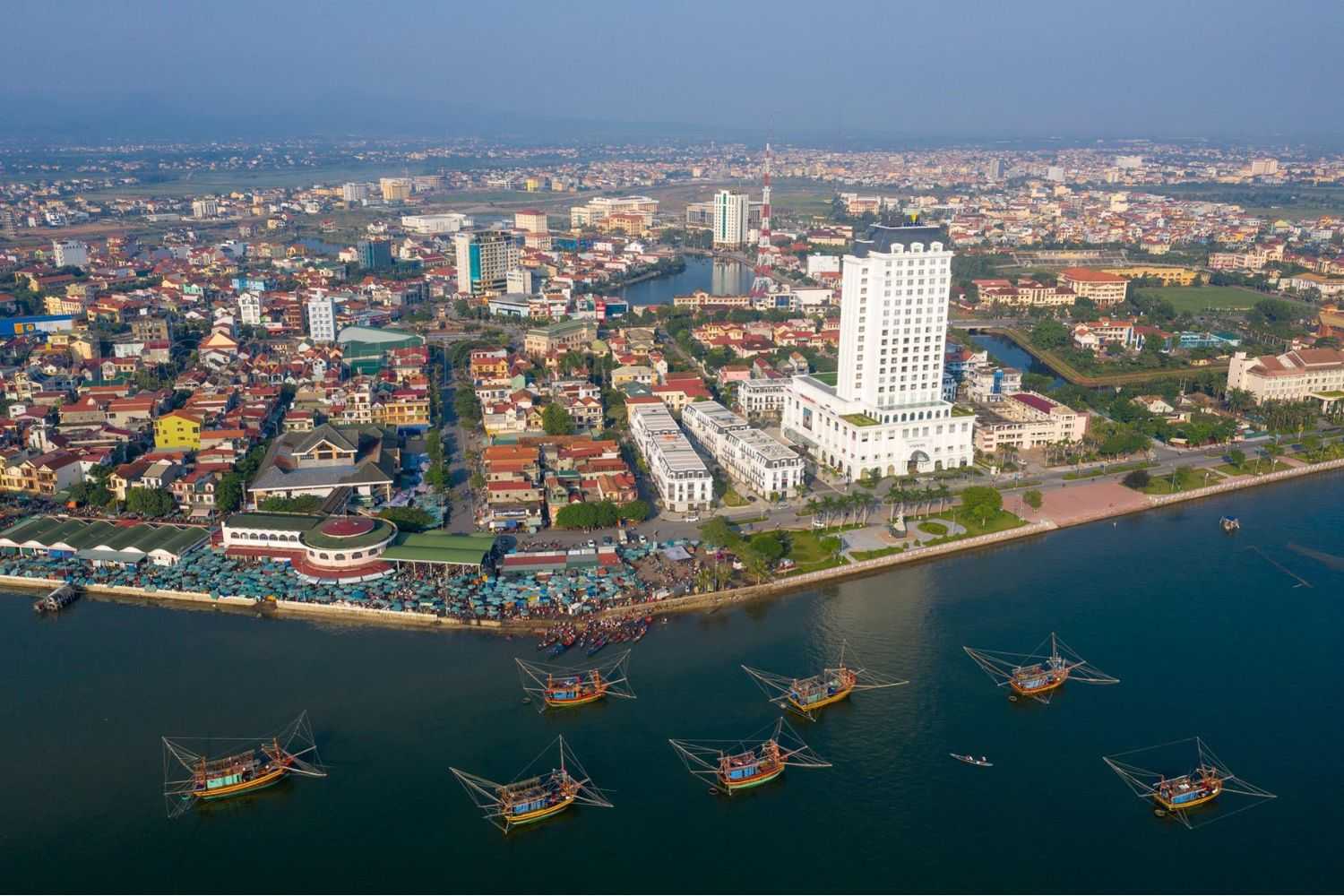 Thành phố Đồng Hới nhìn từ trên cao (ảnh: Thoại Viết Hoàng)