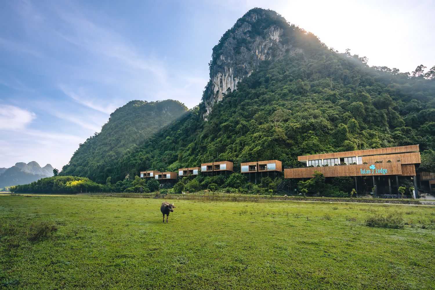 Khung cảnh ngoạn mục của Tú Làn Lodge tại Tân Hoá - Làng du lịch tốt nhất thế giới