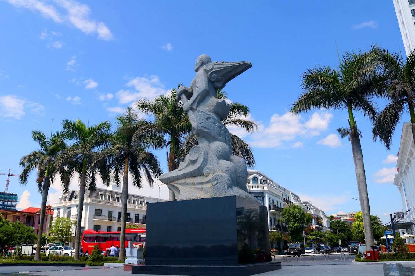 Tượng đài Mẹ Suốt ngay trung tâm thành phố Đồng Hới, Quảng Bình