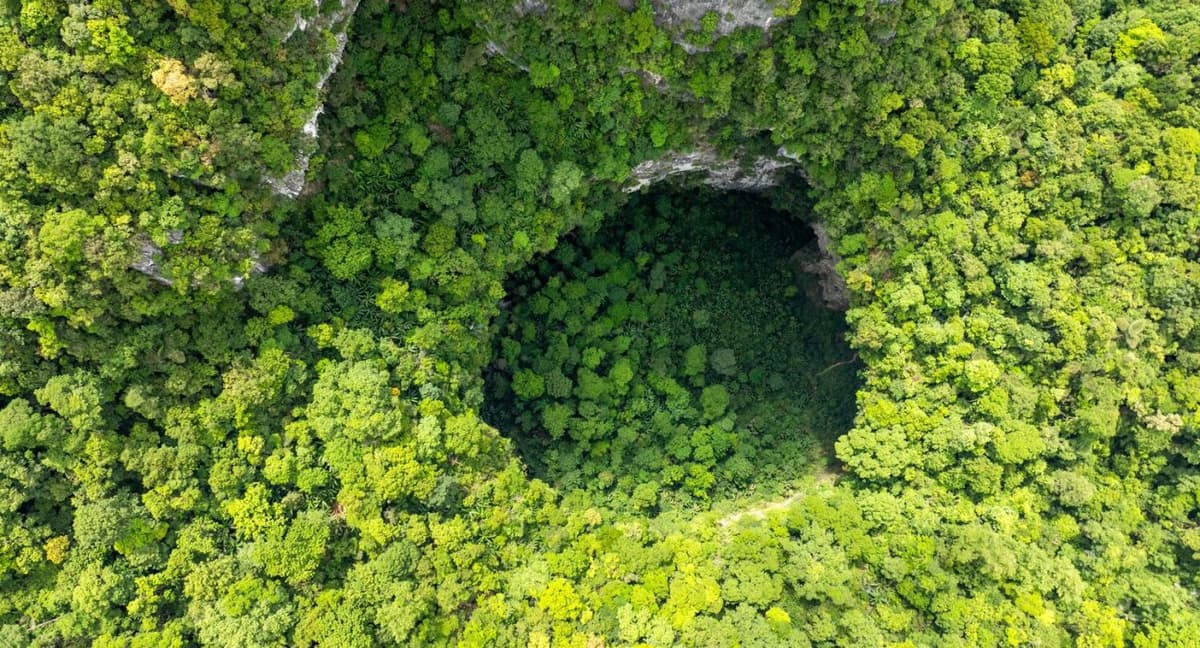 Hang-Son-Doong-Doline-2-from-above
