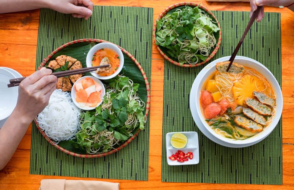Bún chả cá trắm thơm ngon được phục vụ đẹp mắt