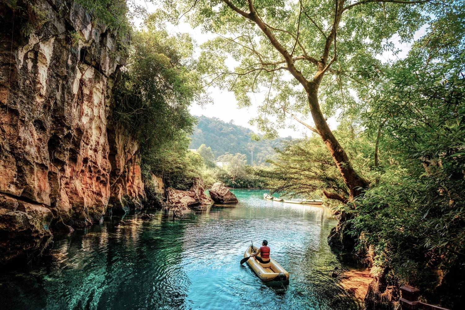 Bên cạnh hoạt động đu zipline và khám phá hang Tối, du khách có thể chèo kayak trên sông chày và tham gia nhiều trò chơi giải trí khác