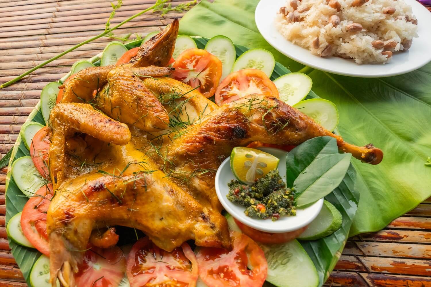 Gà nướng muối cheo Phong Nha được chế biến từ nguyên liệu có sẵn như gà thả đồi, muối cheo và ăn kèm xôi nếp