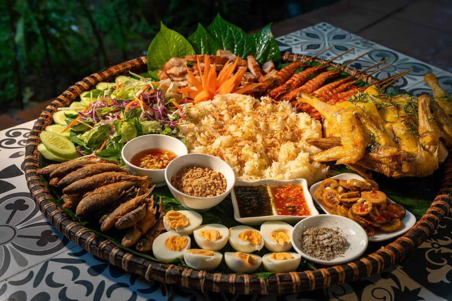 Gà sau khi nướng chín sẽ được bày trí cùng với rau rừng, xôi nếp, muối cheo, muối mè rất bắt mắt