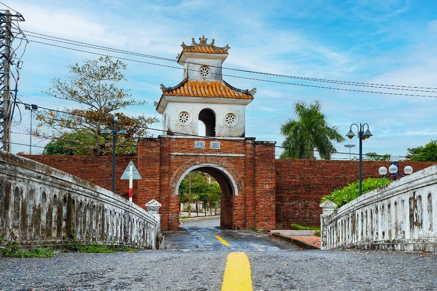 Thành cổ được xây dựng tại vị trí xung yếu và giờ đây tọa lạc ngay trung tâm phường Đồng Hới