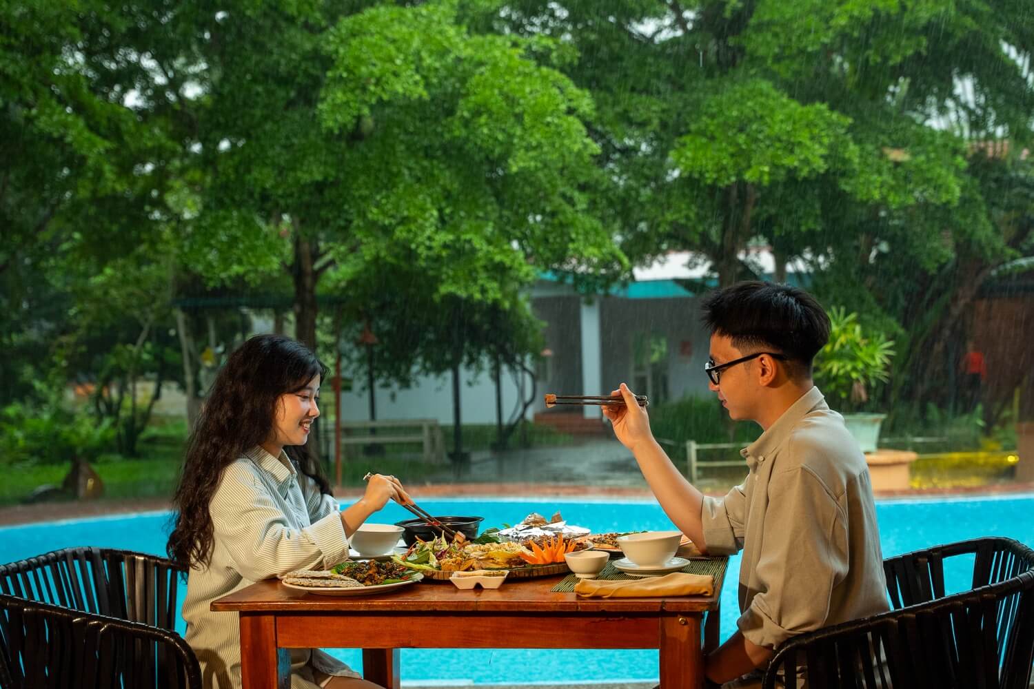 Gà nướng muối cheo là một trong những món đặc trưng của Chày Lập restaurant, kết hợp cùng cá suối và thịt lợn nướng