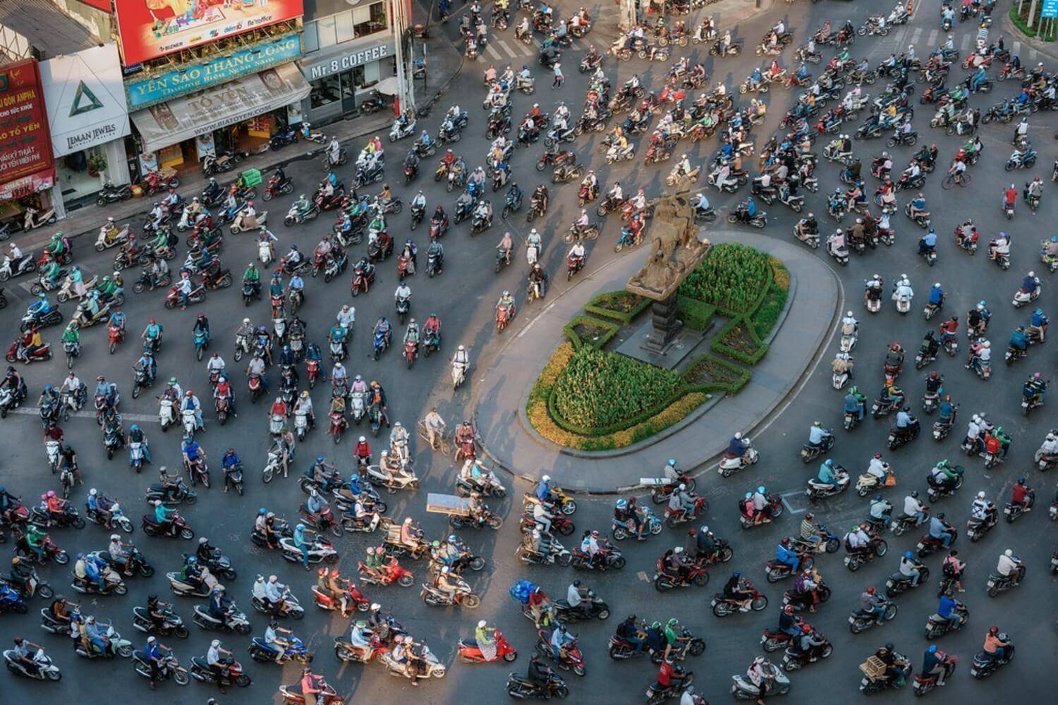 Raise your hand high to show that you want to cross the street and walk slowly, the motorcyclist will give way to you