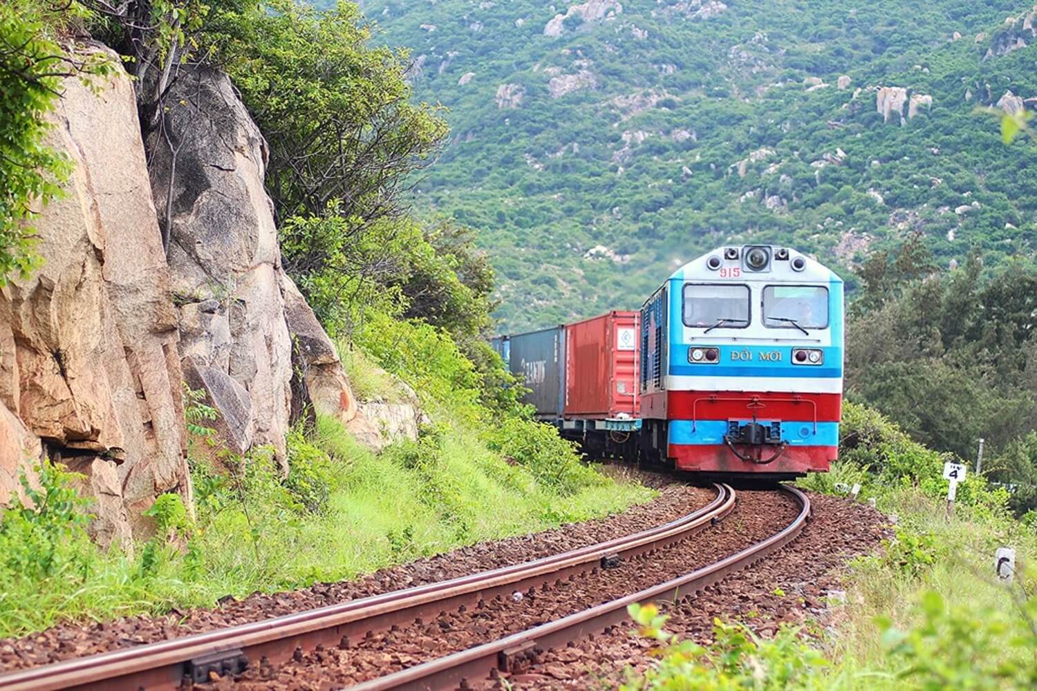 The North-South train is one of the popular means of transportation, passing through beautiful routes between provinces and cities of Vietnam