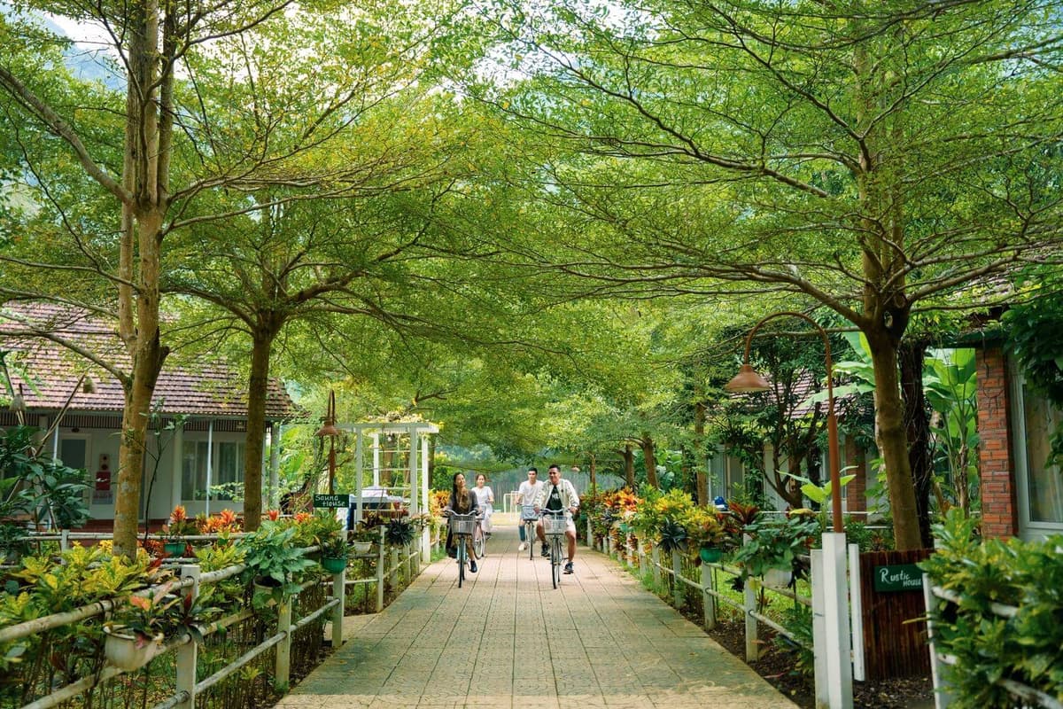Kinh nghiệm du lịch Quảng Bình cho người mới đi lần đầu 1 Du khách nghỉ ngơi ở Chày Lập Farmstay sẽ dễ dàng di chuyển đến nhiều khu du lịch ở Phong Nha