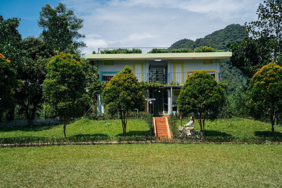 The Duck Stop Phong Nha: Massage vịt và làm nông dân chính hiệu 2 Chày Lập Farmstay nằm gần nhiều khu du lịch nổi tiếng nên du khách có thể nghỉ ngơi và di chuyển tham quan bằng xe đạp