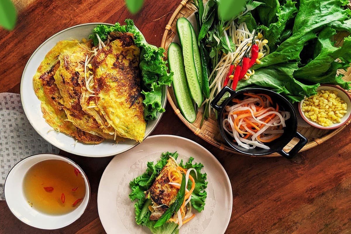 Dân Quảng Trị chiên bánh khoái vàng giòn, ăn kèm rau sống.