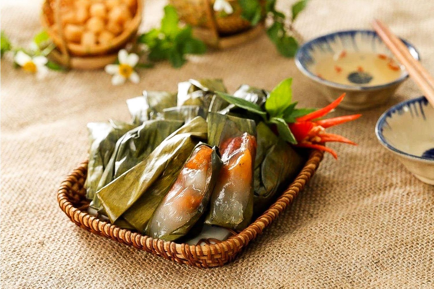 Người Quảng Trị gói bánh lọc dẻo thơm, nhân tôm rim mặn mà.