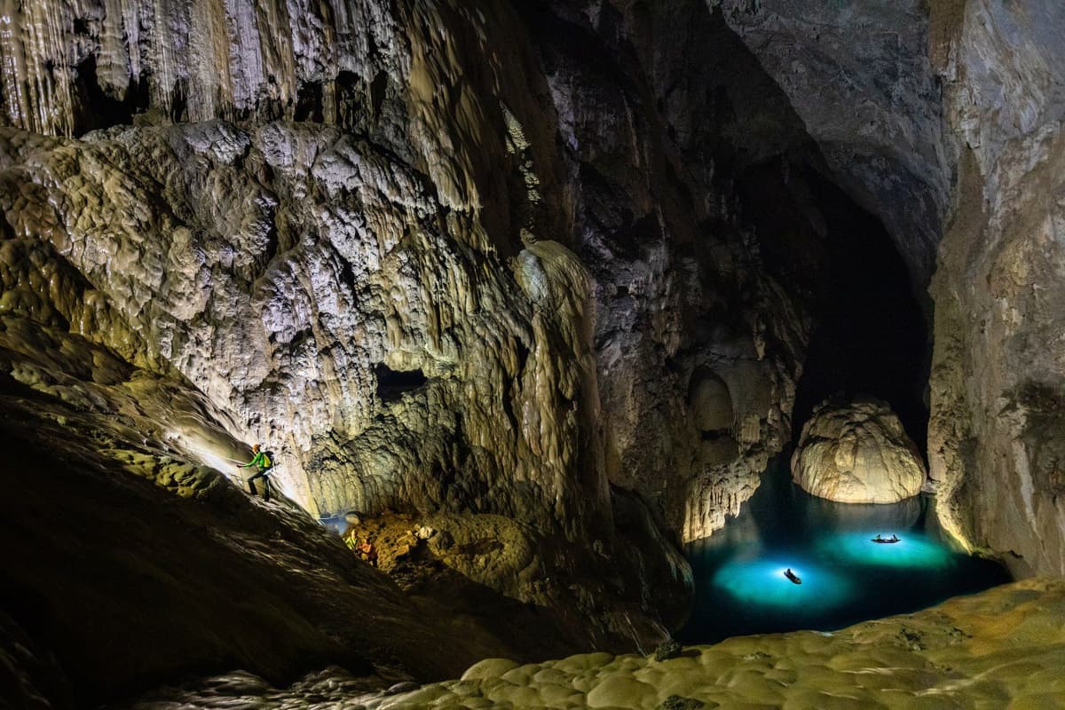 Thông tin Tour Sơn Đoòng: Thám hiểm hang động lớn nhất thế giới 10 Để leo lên bức tường, du khách phải mang một bộ dây đai toàn thân, được móc với dây thừng và một thiết bị hãm nhằm đảm bảo an toàn.