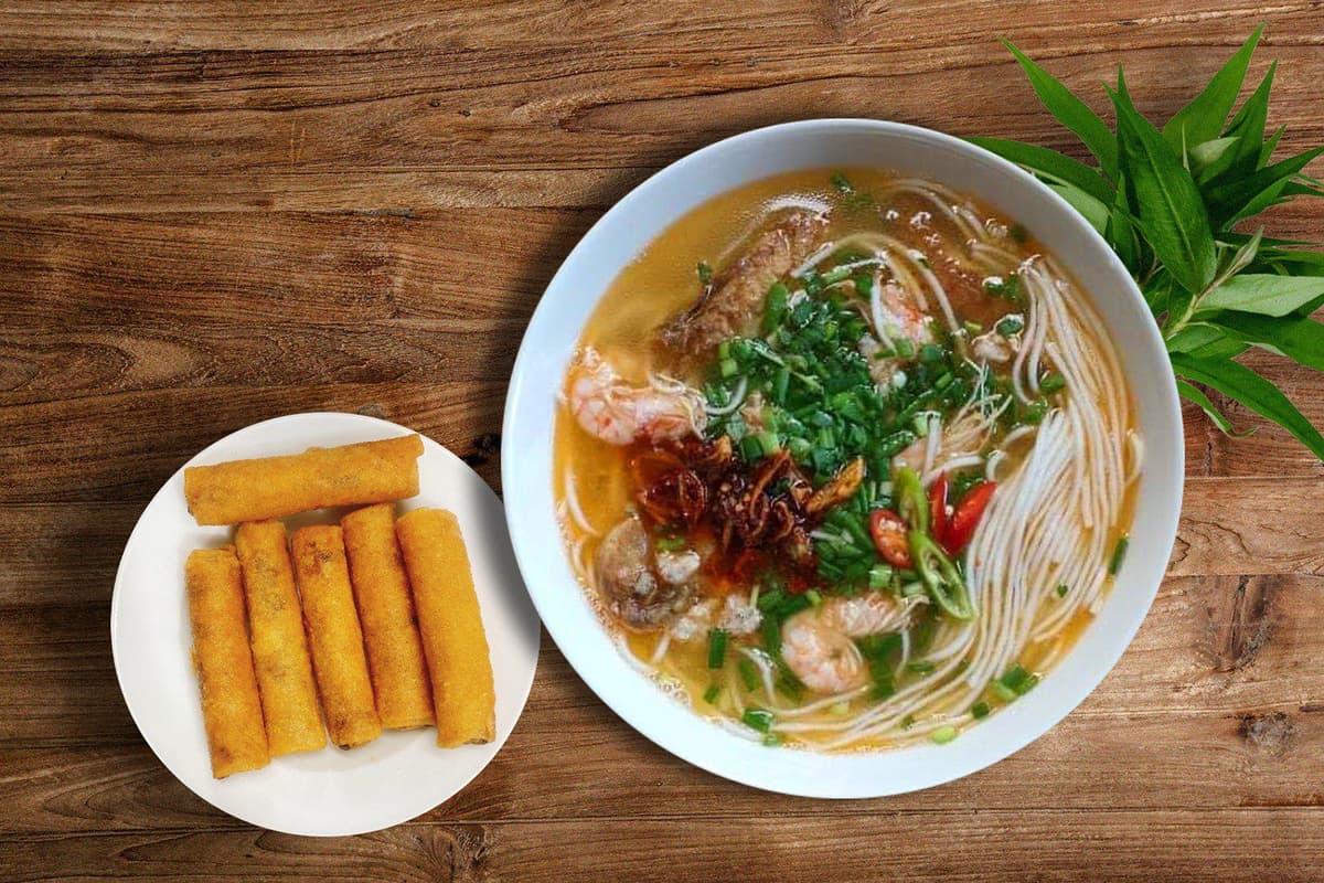 Du khách mê hương vị cháo canh đậm đà ăn cùng ram giòn rụm.