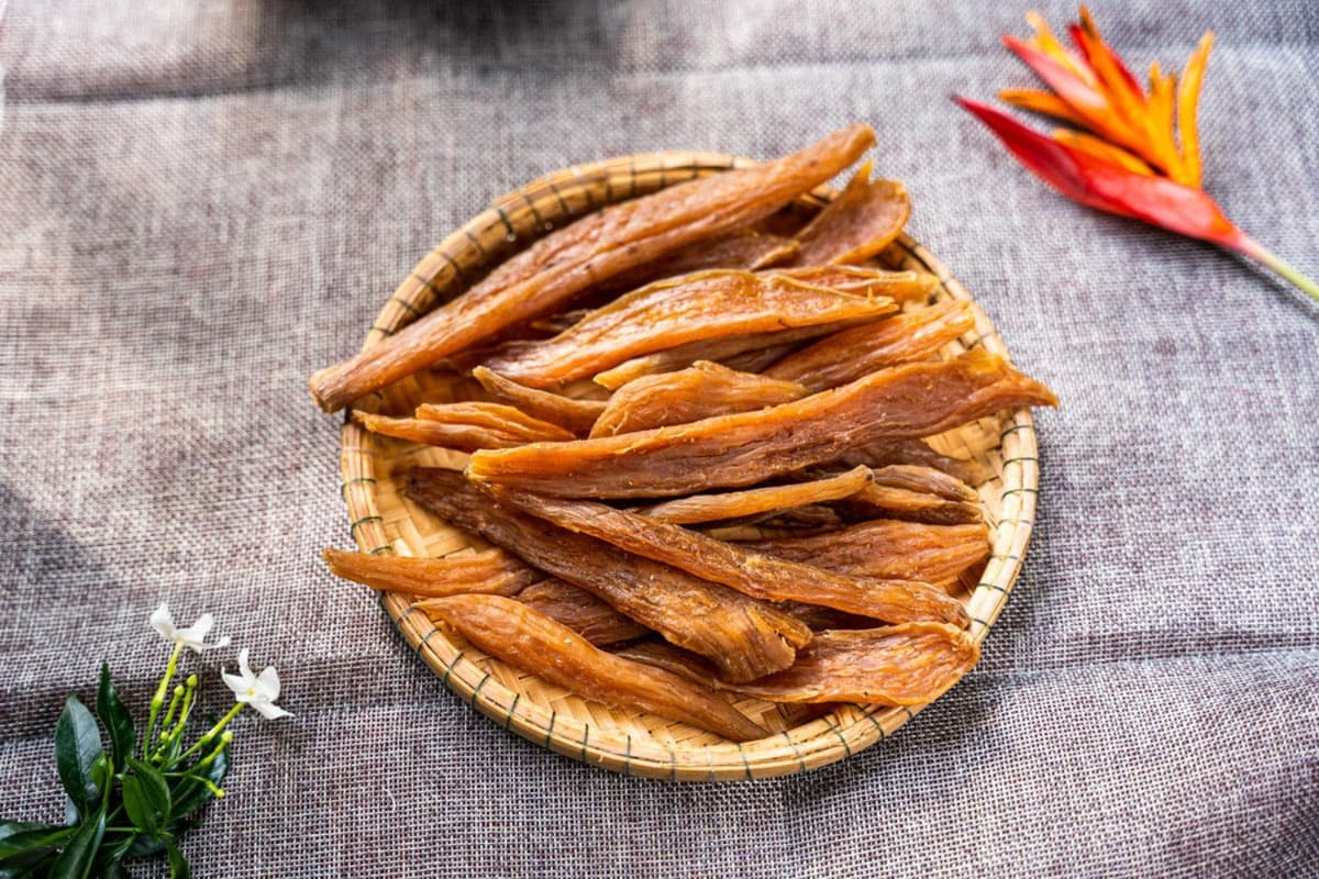Khoai deo vàng óng, dẻo ngọt, là món quà quê nổi tiếng vùng gió Lào.