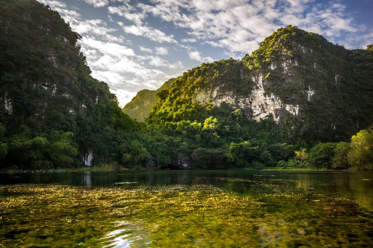 Top 10 luxury resorts in Vietnam: From elegance to nature 2 Ninh Binh’s countryside stands out with golden rice fields set against limestone mountains