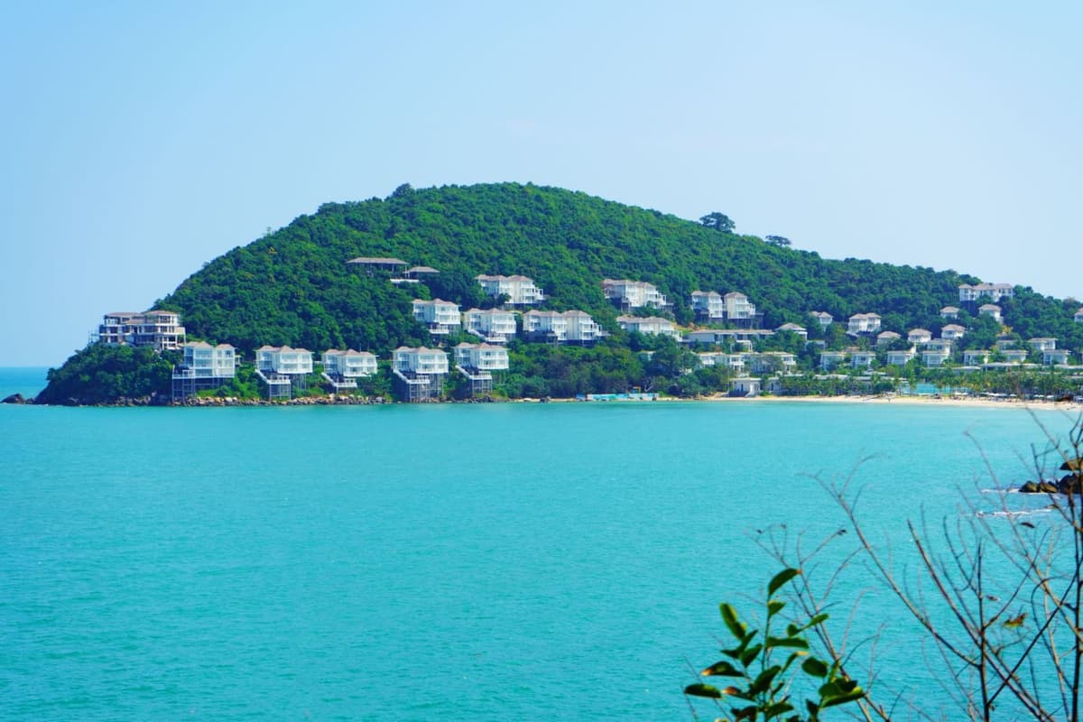 Top 10 luxury resorts in Vietnam: From elegance to nature 4 The resort stretches along the hillside and faces the emerald-green waters of Phu Quoc