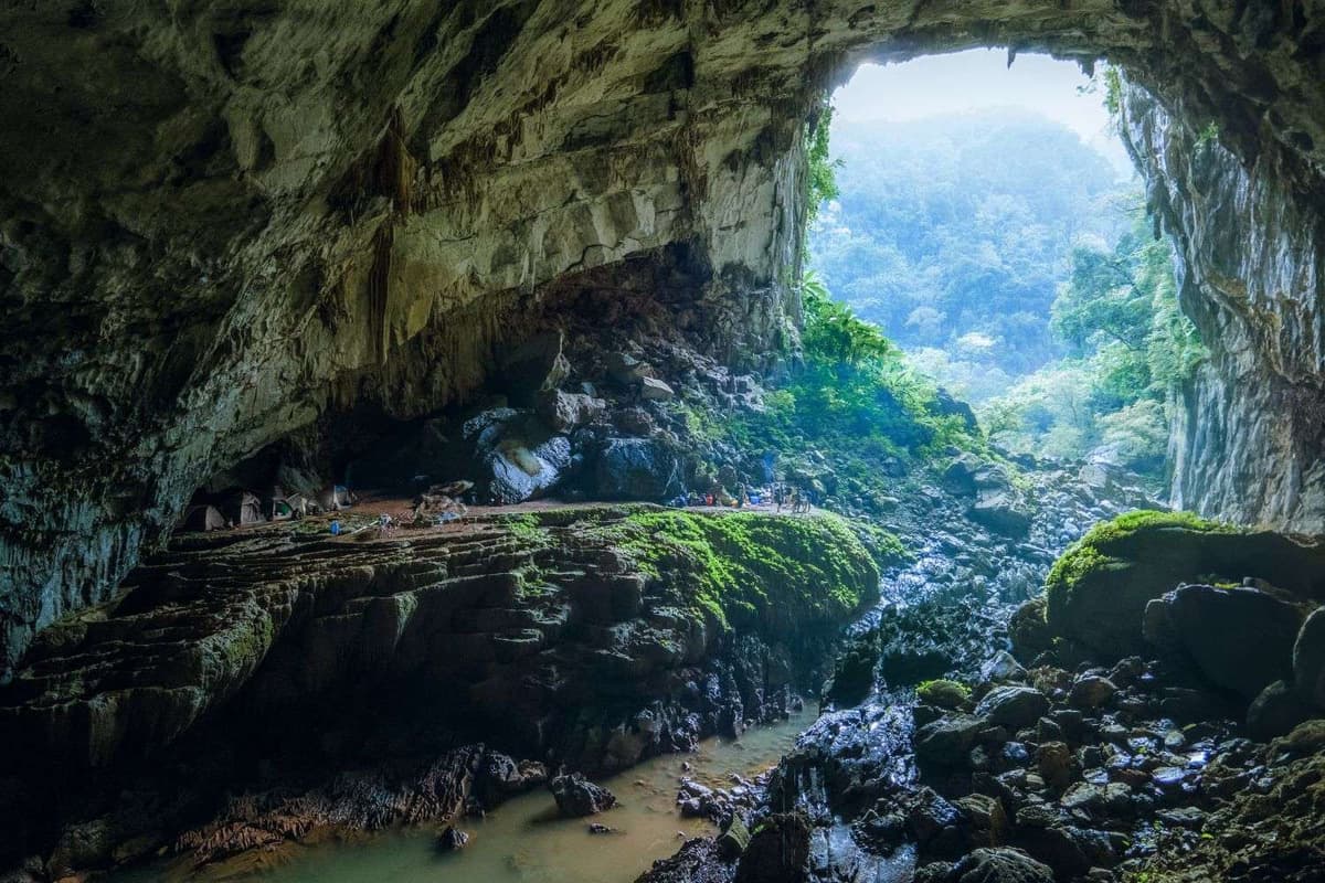 Du khách có thể tham gia các tour thám hiểm hang động để khám phá rừng và hang động nguyên sơ