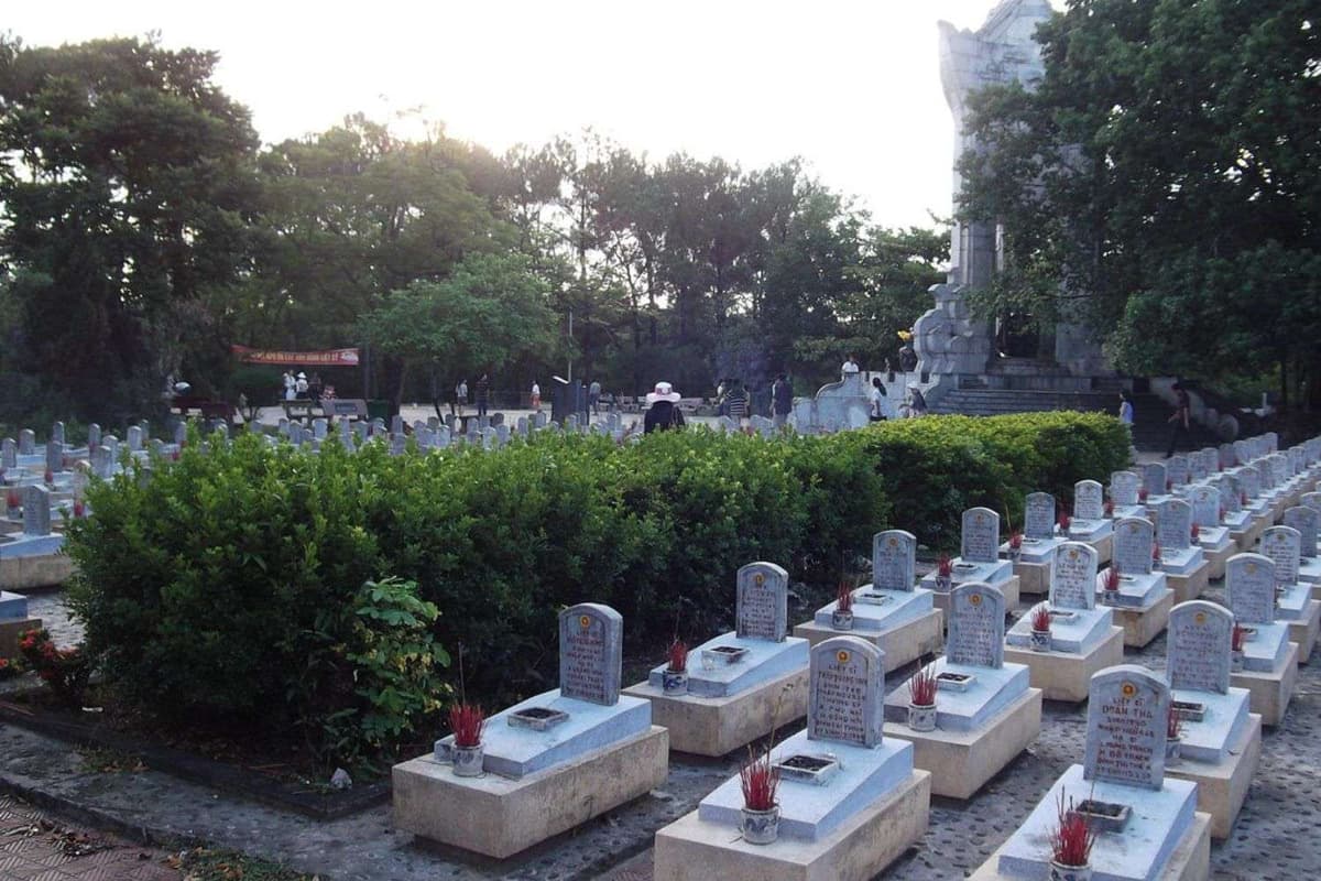 Ngay sau khi đất nước thống nhất, nghĩa trang đã được xây dựng để tri ân các anh hùng liệt sĩ