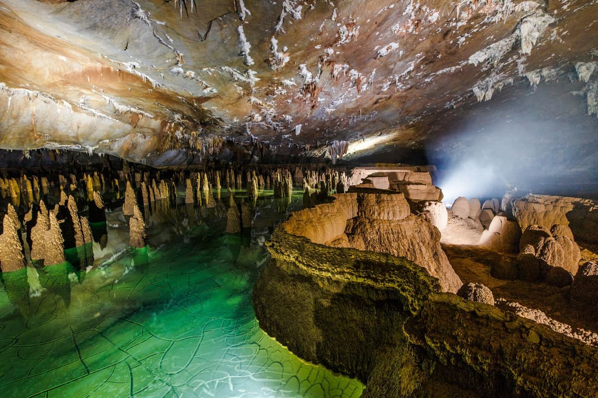 Tour thám hiểm Hang Va dài 2 ngày 1 đêm sẽ giúp du khách kết hợp lịch trình linh hoạt 